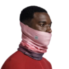 Una persona con una camiseta roja lleva una polaina para el cuello Bandana Buff ThermoNet Shallyu Multi que oculta parte de su rostro. Tiene un diseño sutil en degradado y un pequeño logotipo de Redloy. El fondo es blanco liso.
