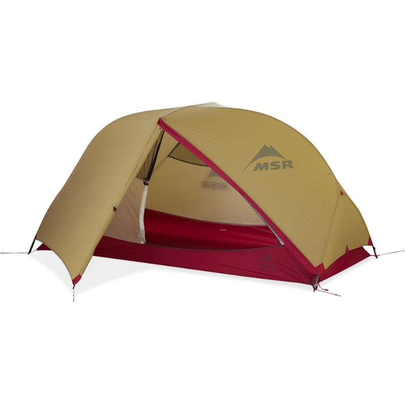 La tienda de campaña para dos personas Carpa MSR Elixir 3 (copia) tiene un toldo beige, un interior rojo vibrante y el logotipo "MSR" sobre la entrada. La tienda está elegantemente diseñada sobre un fondo blanco.