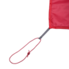 Primer plano de la esquina de tela del Carpa MSR Remote 2 (copia) con un borde gris y un cordón rojo enrollado, que resalta el detalle del nudo simple sobre un fondo blanco nítido.