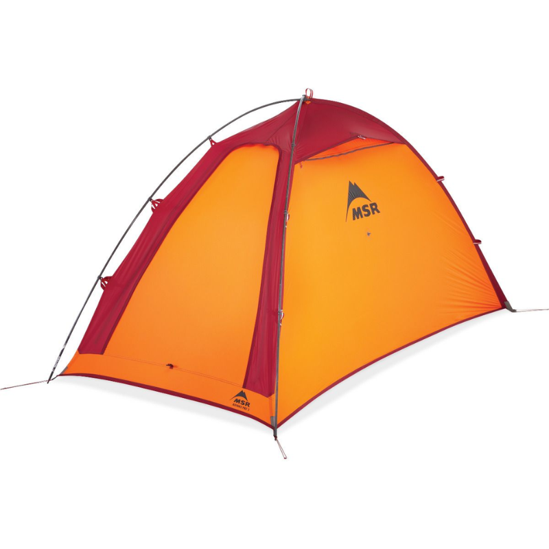 Una carpa Carpa MSR Hubba Hubba 2 (copia) vibrante en color naranja y rojo con el logotipo de MSR, con forma de cúpula sostenida por postes de aluminio, se exhibe sobre un fondo blanco liso, perfecto para aventuras al aire libre.