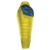 El saco de dormir Therm-a-Rest Parsec 0F/-18C en amarillo y azul se mantiene en posición vertical, destacando su capucha aislante para climas fríos. La marca "Therm-a-Rest" se muestra de forma destacada en el frente.