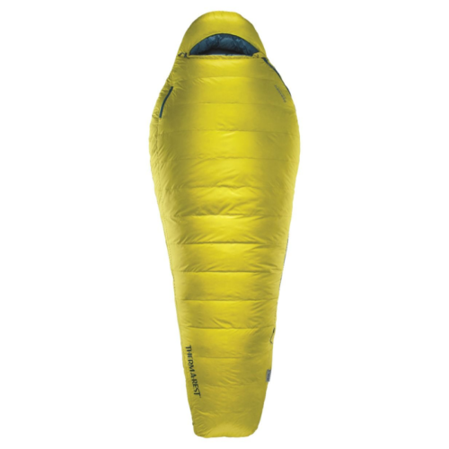 El saco de dormir Pluma Therm-a-Rest Questar 0F/-18C (copia) es un saco de dormir de color amarillo brillante, con forma de momia, capucha y cremalleras laterales, que ofrece un aislamiento compacto ideal para acampar o hacer senderismo.