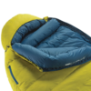 Un primer plano del saco de dormir Therm-a-Rest Questar 0F/-18C, que muestra su exterior amarillo brillante y su interior azul profundo con una característica parcialmente abierta, que revela un forro acolchado y un aislamiento inflado para brindar calidez.