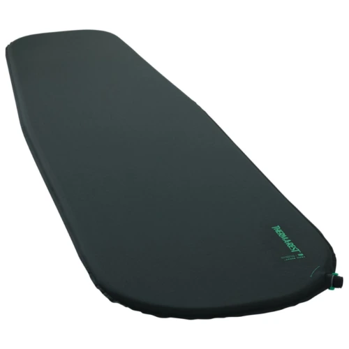 El Therm-a-Rest Trail Scout es un colchón para dormir autoinflable de color verde oscuro con bordes redondeados, ideal para acampar y para aventuras al aire libre. El nombre de la marca está sutilmente impreso cerca de la válvula pequeña para facilitar el inflado y desinflado, lo que complementa el sistema Saco de Dormir Pluma.