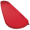 La colchoneta hinchable roja Therm-a-Rest ProLite Plus es una colchoneta hinchable con una superficie texturizada y bordes redondeados. Tiene la palabra "Therm-a-Rest" impresa de forma destacada e incluye una pequeña válvula para inflarla fácilmente, lo que la hace ideal para aventuras al aire libre.