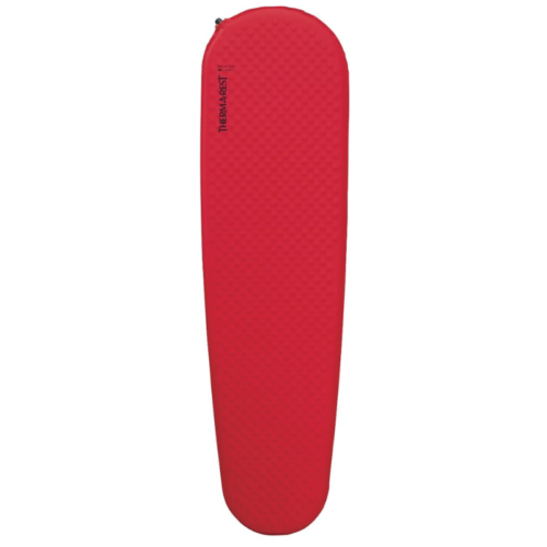 La colchoneta para dormir roja Therm-a-Rest ProLite Plus presenta una superficie texturizada, la marca mostrada en el costado, una forma alargada con bordes redondeados y parece cómodamente inflada.
