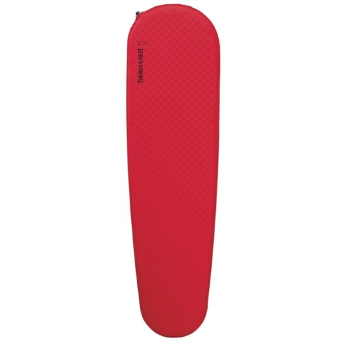 La colchoneta para dormir roja Therm-a-Rest ProLite Plus presenta una superficie texturizada, la marca mostrada en el costado, una forma alargada con bordes redondeados y parece cómodamente inflada.