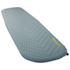 La colchoneta para acampar autoinflable gris Therm-a-Rest Trail Lite tiene una superficie texturizada con la palabra "Therm-a-Rest" impresa en amarillo en un lado. Tiene una forma ligeramente cónica con esquinas redondeadas, ideal para los entusiastas de las actividades al aire libre que buscan comodidad y confiabilidad.