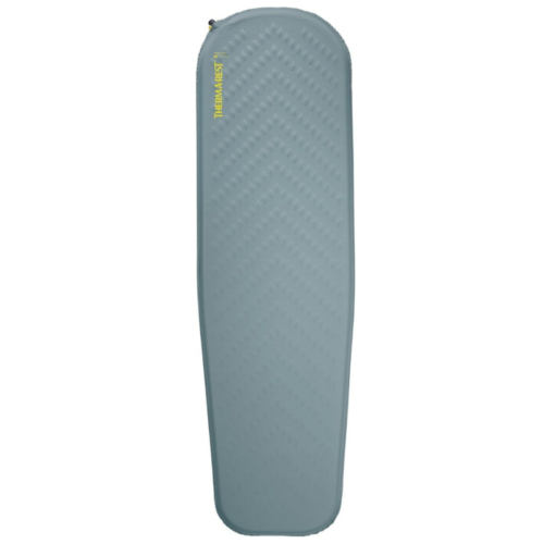 La Colchoneta Therm-a-Rest Trail Lite de color azul es una colchoneta autoinflable que presenta una superficie texturizada y un diseño cónico, con su etiqueta en amarillo en la parte superior izquierda.
