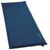 La Colchoneta Therm-a-Rest BaseCamp es un colchón de camping autoinflable de color azul con forma rectangular, esquinas redondeadas y la palabra "Therm-a-Rest" en verde en la esquina inferior derecha. Cuenta con una pequeña válvula en el borde superior.
