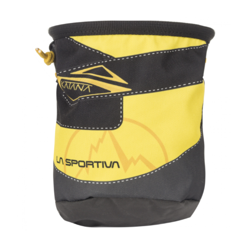 La Bolsa Magnesera La Sportiva Chalk Bag Katana presenta un diseño negro y amarillo con un cierre de cordón seguro y muestra el logotipo "La Sportiva" y un patrón geométrico, agregando estilo a su equipo de escalada.