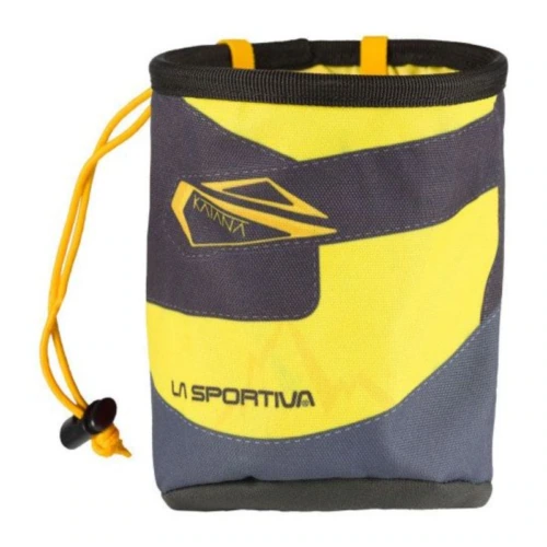 La Bolsa Magnesera La Sportiva Chalk Bag Katana es una elegante bolsa de tiza de color amarillo y gris que presenta patrones geométricos, un cierre de cordón con un ajustador circular y el icónico logotipo de La Sportiva en el frente, que combina funcionalidad con atractivo moderno.