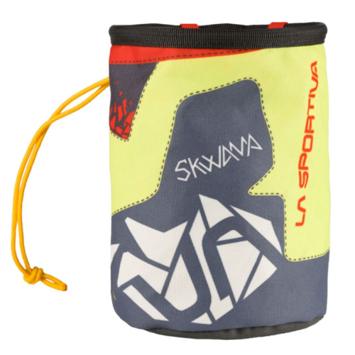 La Bolsa Magnesera La Sportiva Chalk Bag Katana presenta un diseño geométrico vibrante en amarillo, azul y rojo con "La Sportiva" en rojo y "SKWAMA" en blanco, junto con un práctico cordón amarillo para un fácil acceso.