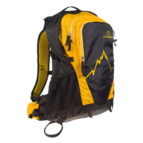 La Mochila Ligera La Sportiva Elite Trek (copia) es una mochila de senderismo negra y amarilla con un patrón en zigzag y un logotipo de montaña, que cuenta con múltiples compartimentos con cierre, correas ajustables y bolsillos laterales de malla, perfecta para aventuras al aire libre como tu compañera de trekking ideal.