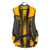 La mochila La Sportiva amarilla y negra tiene dos compartimentos con cierre, correas ajustables y acolchado de malla para ventilación. Combínala con los duraderos bastones de trekking La Sportiva Trail Speed Alu, ideales para quienes conquistan senderos. La marca es visible en el panel trasero.