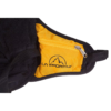 Primer plano de un artículo de equipamiento para actividades al aire libre en negro y amarillo con un pequeño bolsillo con cremallera que lleva el logotipo de La Sportiva. Este bolsillo con detalles de montaña, ideal para guardar lo esencial en las caminatas, combina perfectamente con los bastones de trekking La Sportiva Trail Speed Alu Poles (copia).