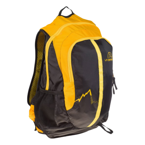 Una mochila negra y amarilla con diseño de montaña ofrece múltiples compartimentos, bolsillos laterales de malla ideales para tus bastones La Sportiva Trail Speed Alu y un asa superior para transportarla fácilmente.