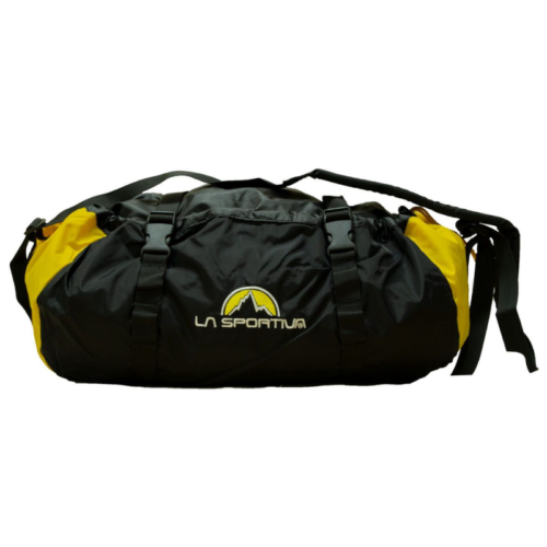 El bolso para cuerda La Sportiva en negro y amarillo presenta un logotipo de montaña. Este versátil bolso de lona, equipado con múltiples correas, está hecho de material duradero.