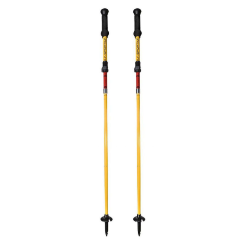 Dos bastones de aluminio Trail Speed de La Sportiva en amarillo y rojo se mantienen en posición vertical con empuñaduras negras y puntas puntiagudas. Estos bastones de trekking cuentan con secciones ajustables y mangos acolchados para mayor comodidad en senderos difíciles.