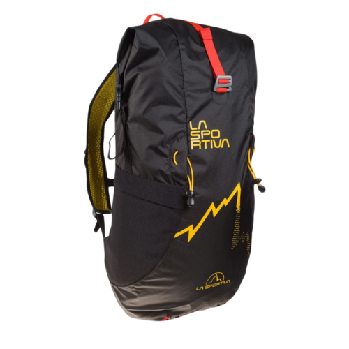 La Mochila de Trekking La Sportiva Alpine es una mochila de senderismo negra y amarilla con la marca "La Sportiva", que presenta un diseño angular, una correa superior roja, bolsillos laterales de malla y un gráfico llamativo de pico de montaña.