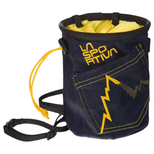 La Bolsa Magnesera La Sportiva Chalk Bag Jeans es de color azul oscuro con un diseño y logotipo en amarillo llamativo, presenta un cordón amarillo, una correa negra y una silueta de montaña en zigzag en el bolsillo, ideal para los entusiastas de la escalada.