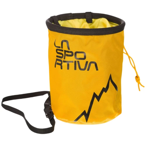 La Bolsa Magnesera La Sportiva Chalk Bag Skwama es de color amarillo con detalles negros, presenta un cierre con cordón, texto "La Sportiva" junto a un gráfico de montaña negro e incluye una correa ajustable.