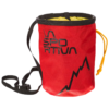 La Bolsa Magnesera La Sportiva Chalk Bag Skwamal (copia) es una bolsa de magnesio roja con correa y cordón negros, adornada con el logotipo "La Sportiva" y un diseño de montaña, que refleja el espíritu aventurero de Skwamal.