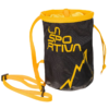 La Bolsa Magnesera La Sportiva Chalk Bag Skwamal es una bolsa para magnesio de escalada negra y amarilla con "La Sportiva" en texto estilizado, cierre con cordón, correa para el hombro y un atrevido diseño de montaña amarilla, ideal para tu próxima aventura.