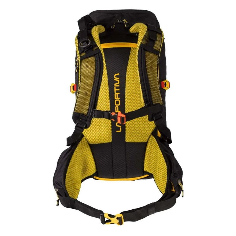 La mochila de trekking La Sportiva X-Cursion (copia) es una elegante mochila de trekking amarilla y negra con correas acolchadas, cinturón y funciones de ventilación. El nombre de la marca está impreso verticalmente en el panel trasero.
