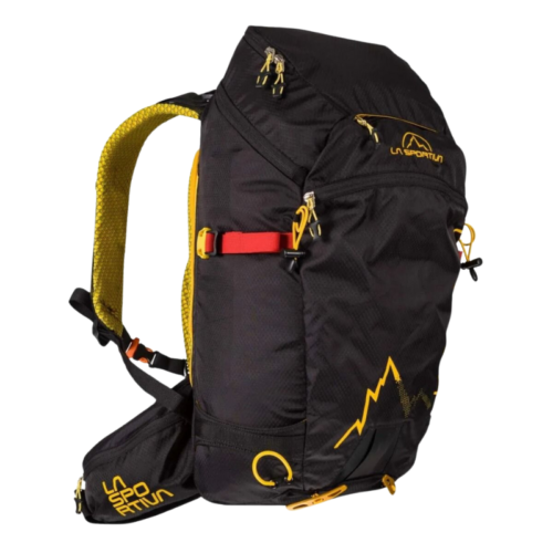 La mochila de trekking La Sportiva X-Cursion (copia) es una mochila de senderismo negra y amarilla con múltiples bolsillos, correas y un logotipo de montaña. Una hebilla lateral roja le agrega estilo a su funcionalidad resistente, ideal para aventureros modernos.