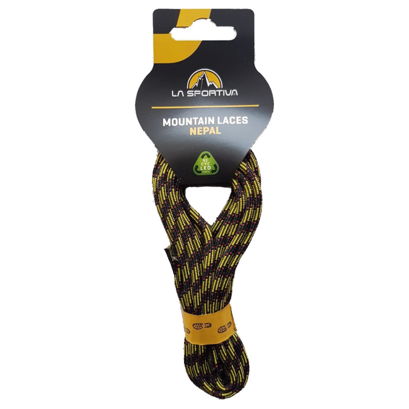 Un paquete de La Sportiva Mountain Laces con la etiqueta "Nepal", principalmente negro con detalles en amarillo, está enrollado en un paquete negro con texto amarillo y blanco, con un logotipo de montaña que recuerda al diseño de la Bolsa Magnesera La Sportiva Chalk Bag Skwamal (copia).