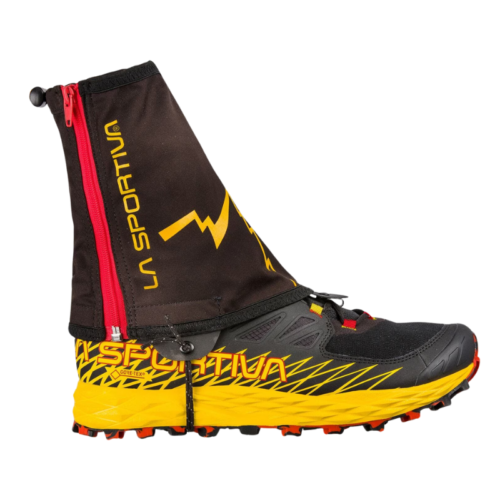 La zapatilla para trail running Cordones Outdoor La Sportiva Mountain Trango (copia) es de color negro y amarillo y cuenta con polaina incorporada, cremallera roja y logotipo lateral. Cuenta con una banda de rodadura agresiva para afrontar terrenos accidentados, ideal para los senderos de Mountain Trango.