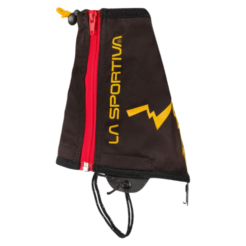 La polaina de montaña Trango de Cordones Outdoor La Sportiva (copia) es de color negro y tiene una cremallera roja, que muestra el logotipo de "La Sportiva" en amarillo y un gráfico de montaña. Cuenta con cordones y una correa para sujetar el calzado, ideal para las aventuras en terrenos de Trango.