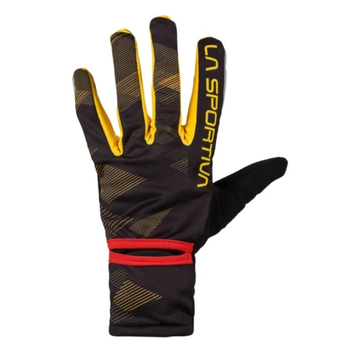 Un guante negro y amarillo con la palabra "LA SPORTIVA" en el dedo índice presenta rayas diagonales y un detalle rojo en la muñeca, ideal para actividades al aire libre. Combínalo con la polaina para correr de invierno La Sportiva de Polainas para un rendimiento óptimo en climas fríos.