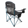 Silla de camping plegable con respaldo de malla oscura y estructura de metal azul. Cuenta con apoyabrazos con portavasos y una bolsa de almacenamiento en un lateral. La marca "Atakama" está impresa en el respaldo.