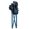 Silla de camping plegable de color azul con estructura de acero y asa de transporte incorporada. La silla cuenta con un portavasos de malla en un apoyabrazos, diseñado para facilitar su transporte y almacenamiento.
