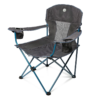 Una silla de camping plegable con un asiento de tela gris, un marco de metal azul y dos portavasos integrados en los apoyabrazos. La silla cuenta con una sección de respaldo de malla para ventilación.