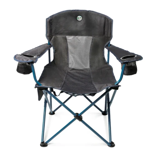 En el centro de la imagen se muestra una silla de camping plegable negra con detalles en azul. Tiene un respaldo de malla, apoyabrazos con portavasos y una estructura de acero plegable. La silla está abierta y lista para usar.