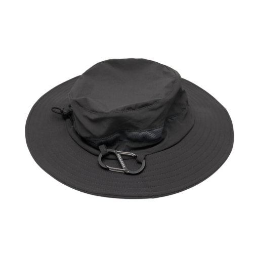 El Sombrero Atakama Outdoor Lircay es un sombrero negro de ala ancha con copa redonda y malla de ventilación lateral para mayor comodidad. Es ideal para aventuras al aire libre y cuenta con una correa y un práctico clip lateral.