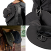 Un collage muestra un Sombrero Atakama Outdoor Lircay negro sujetado a una mochila, primeros planos del clip y dos sombreros (negro y verde) en ganchos, resaltando la portabilidad y el estilo del sombrero.