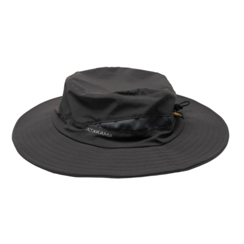 El Sombrero Atakama Outdoor Lircay presenta un diseño de ala ancha en color gris oscuro con una parte superior redondeada y un sutil detalle en la banda. "ATAKAMA" está impreso en la banda, lo que lo hace perfecto para aventuras al aire libre.