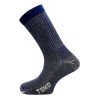 Un calcetín de canalé de color azul oscuro y gris con puntera y talón reforzados, perfecto para una caminata ecológica. El calcetín tiene las letras "THO" en la puntera y una banda azul oscuro en la parte superior. Está colocado en posición vertical sobre un fondo blanco liso.