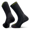 Dos calcetines deportivos negros Teko con diseños texturizados y el nombre de la marca en amarillo en la parte superior. Los calcetines Teko EcoHike Exodus Medium Full Cushion 3.0 tienen secciones de soporte acanaladas, detalles en rojo en la puntera y se muestran en las vistas frontal y posterior.