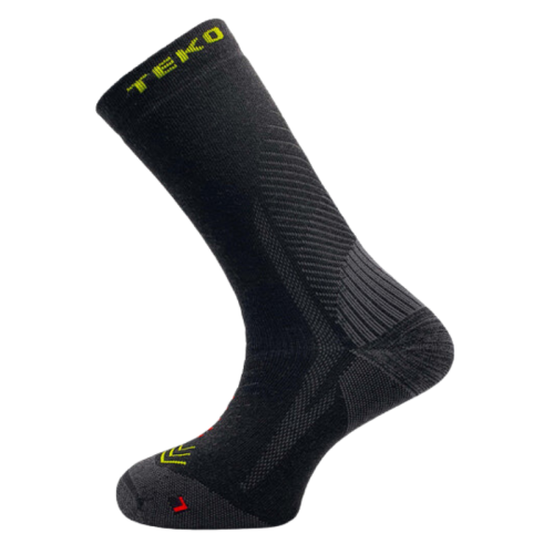 El calcetín Teko EcoHike Exodus Medium Full Cushion 3.0 es un calcetín deportivo negro con un logotipo verde y amarillo en la parte superior y detalles rojos cerca de la puntera. Está diseñado para brindar soporte y comodidad, con áreas acanaladas y texturizadas, perfecto para aventuras.