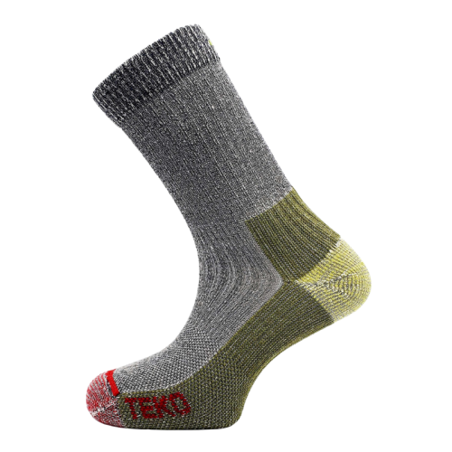 Los calcetines Teko EcoHike Bio.D Medium Full Cushion 3.0 presentan un diseño multicolor con la parte superior gris, el centro verde oliva y la puntera roja vibrante. La etiqueta "TEKO" sobre un fondo blanco resalta sus patrones de tejido, mostrando un estilo y una comodidad únicos.