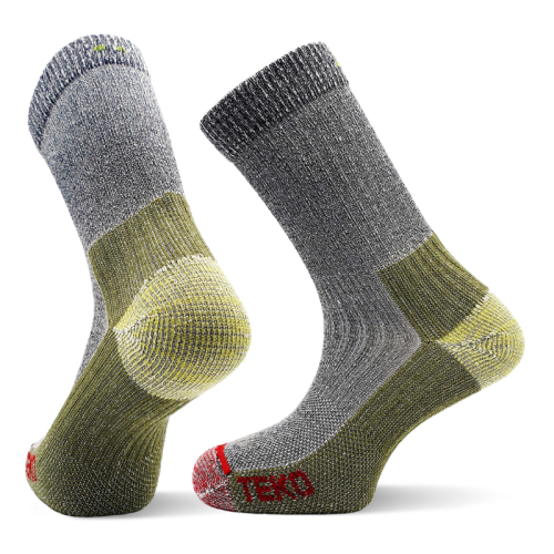 Los calcetines Calcetín Teko EcoHike Bio.D Medium Full Cushion 3.0, en gris y verde oliva, ofrecen comodidad con talones y punteras reforzadas, una mezcla de patrones de punto texturizados y "TEKO" impreso en rojo en la puntera.