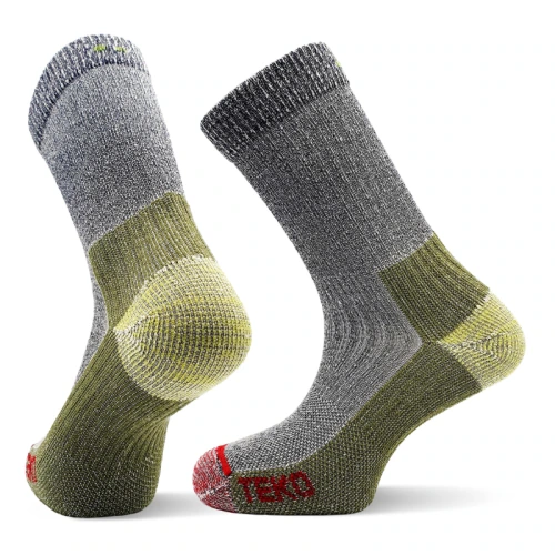 Los calcetines Calcetín Teko EcoHike Bio.D Medium Full Cushion 3.0, en gris y verde oliva, ofrecen comodidad con talones y punteras reforzadas, una mezcla de patrones de punto texturizados y "TEKO" impreso en rojo en la puntera.
