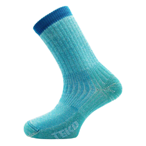 El Calcetín Teko EcoHiking Medium Full Cushion 3.0 es un calcetín acanalado en color turquesa y azul que presenta talón y puntera reforzados, con "Teko" sutilmente escrito cerca de la puntera, lo que garantiza comodidad y durabilidad para tus aventuras.