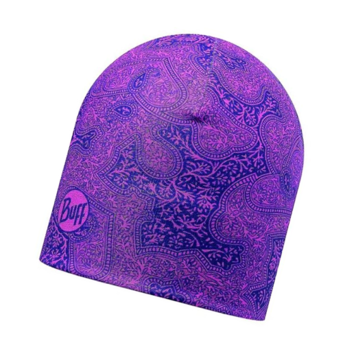 El gorro Buff Microfibra Reversible Mimac, de color morado, presenta un diseño de cachemira detallado en tonos morados más oscuros y lleva el logotipo "Buff" en la parte inferior izquierda. Está hecho de microfibra suave y proporciona calidez y transpirabilidad con un estilo versátil y cómodo.