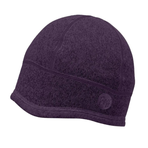 El gorro Buff Microfibra Reversible Mimac (copia) es un gorro de punto morado oscuro con sutiles patrones texturizados y costuras visibles. Presenta un logotipo sutilmente grabado en el lateral y ofrece un ajuste sencillo y ceñido, lo que lo hace perfecto para el clima frío.